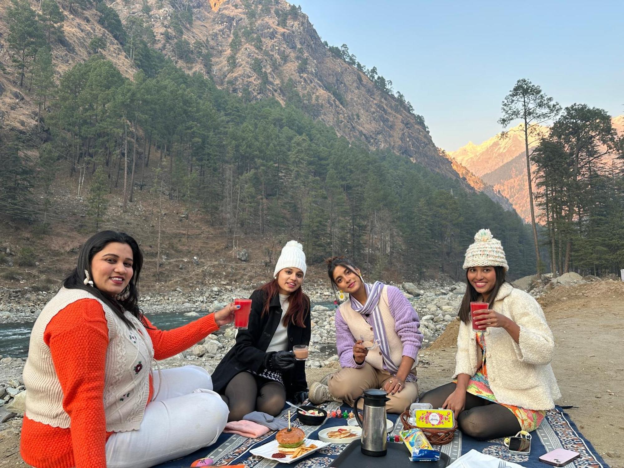 The Royal Orchard Kasol Hotel Exterior photo